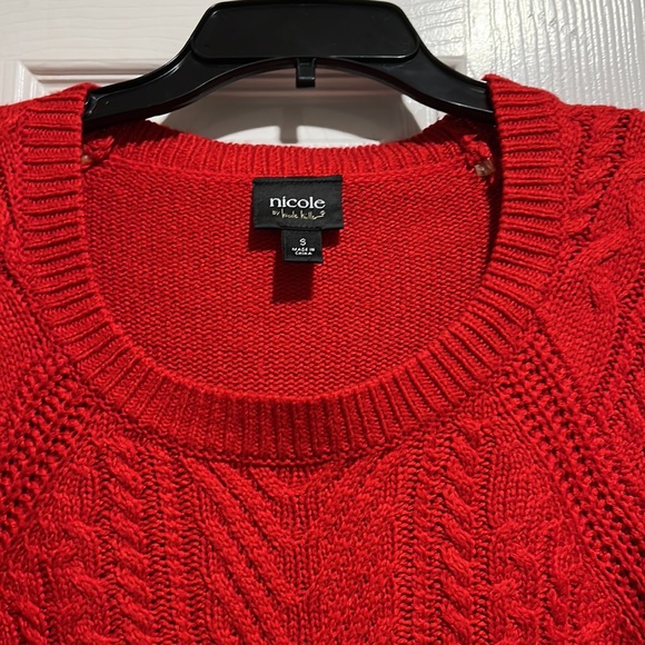 RED SWEATER - Picture 3 of 3
